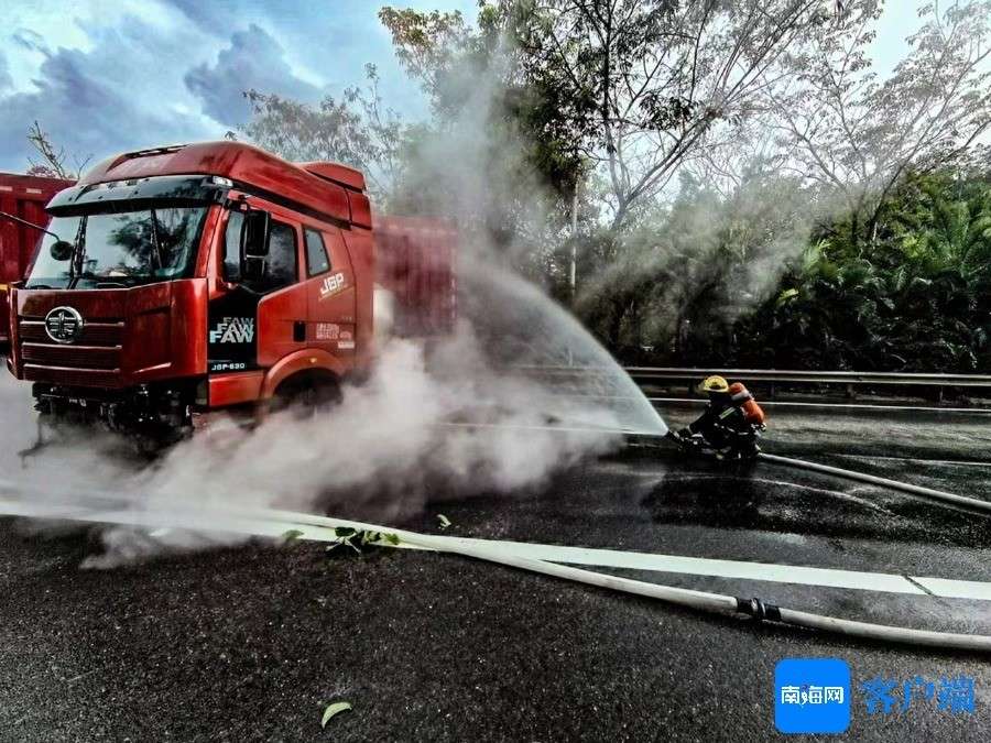 惊险！一货车600公斤液化天然气动力罐泄漏 三亚消防紧急处置