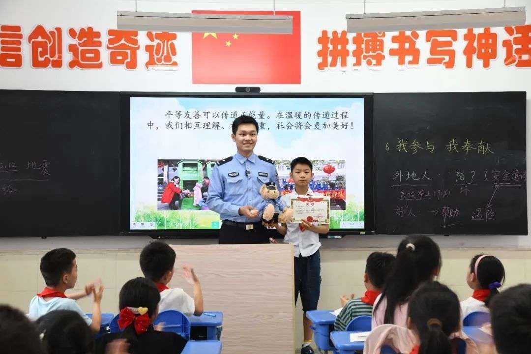 带路救火！安徽合肥10岁少年叶子健 点名表扬！