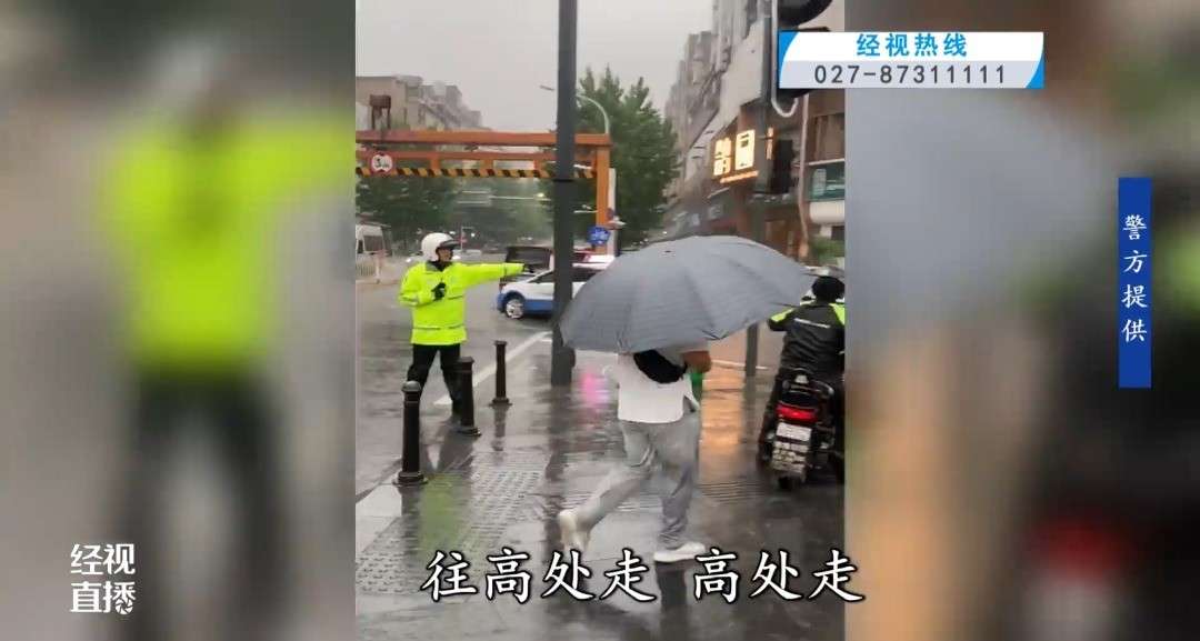 突降暴雨！武汉街头，一男子在雨中手舞足蹈、大吼大叫......