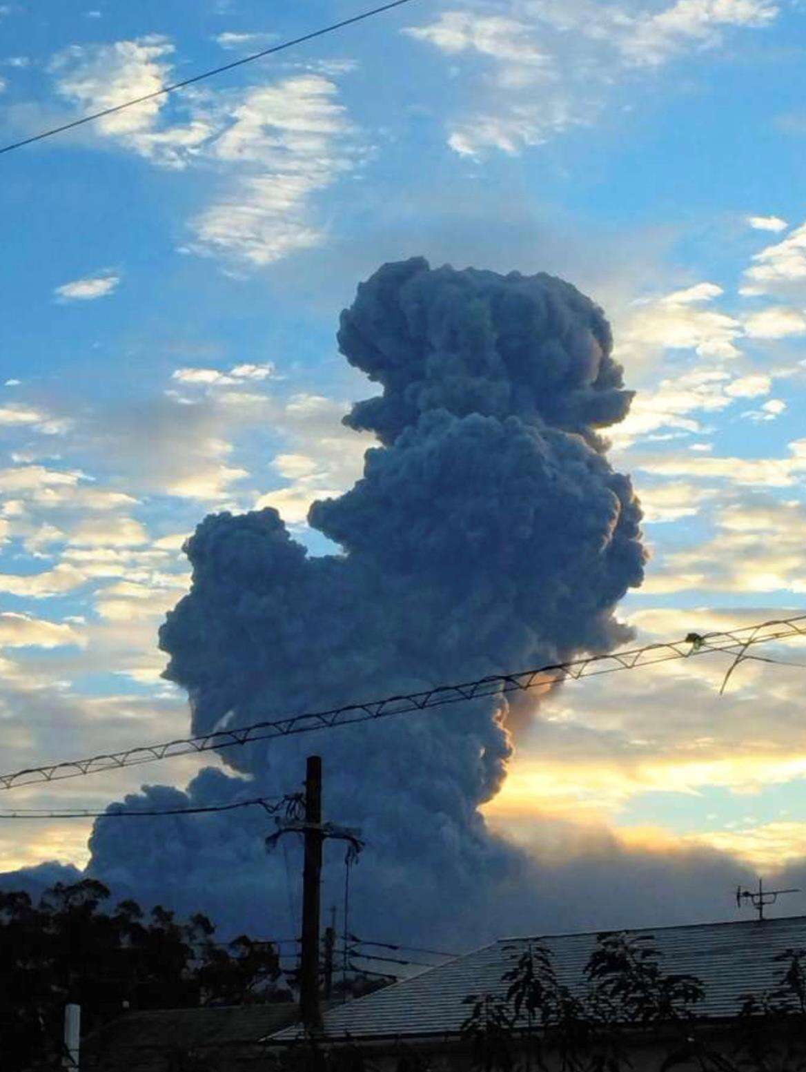 日本一火山爆炸性喷发，灰柱高达3400米