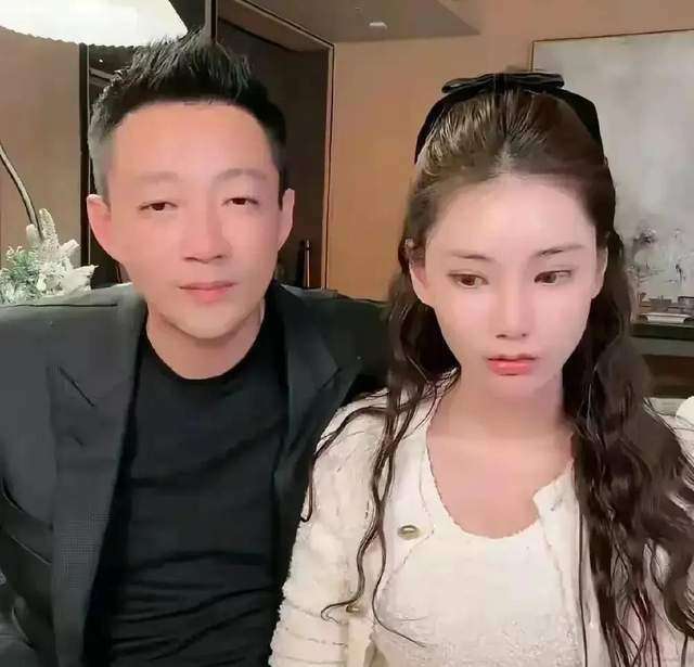 恩爱！汪小菲与妻子马筱梅深情对视，小梅看老公满眼爱意很幸福