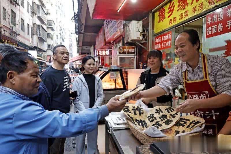 广州一烧饼铺推出创意“反诈烧饼”，让防骗知识“香”起来