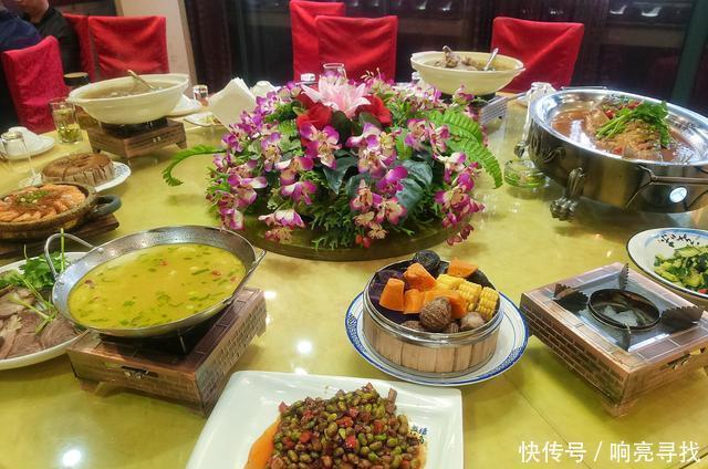 父母|孩子高考581分,父母大摆宴席,一桌十几道菜花了800元,真豪爽