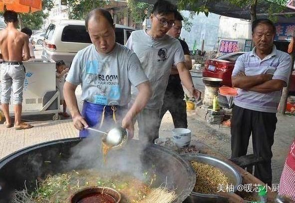 美味的食物|夫妻卖“最牛”小吃，12元1碗，每天只卖300碗，想吃要早去