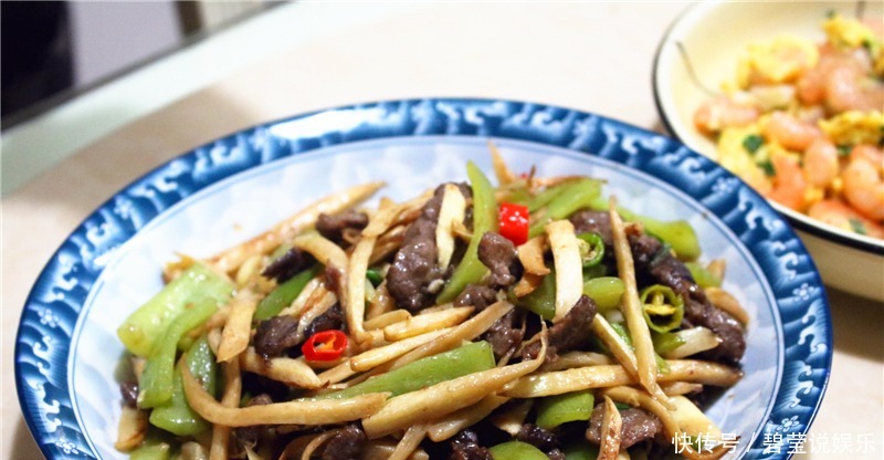 下厨|亲戚来家里送结婚喜帖,我下厨做了6菜1汤,亲戚夸我厨艺好