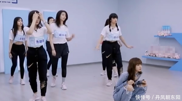 动作|虞书欣多招人喜欢段小薇与她同样动作不规范,Lisa态度截然不同