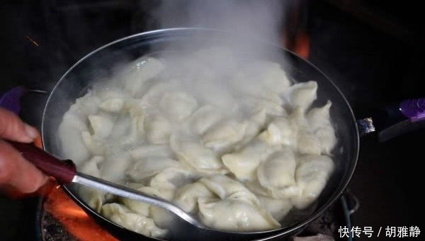  做错|煮饺子时，水开就下锅是错的！大厨：做错这一步，难怪饺子爱破皮