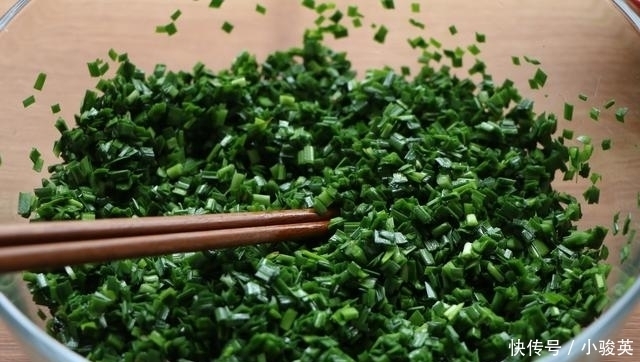 早餐|1把韭菜5个鸡蛋，教你懒人早餐，不和面不揉面，出锅孩子连吃3个