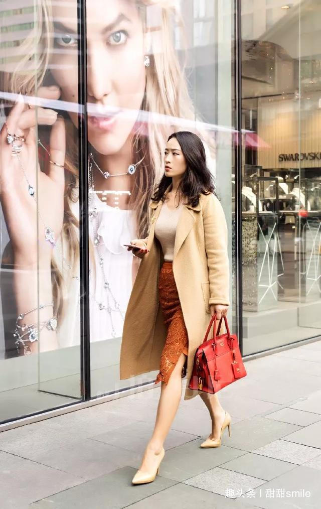  牛仔裤|美女破洞牛仔裤搭配一字带的高跟凉鞋，凸显她的身高，增加气质