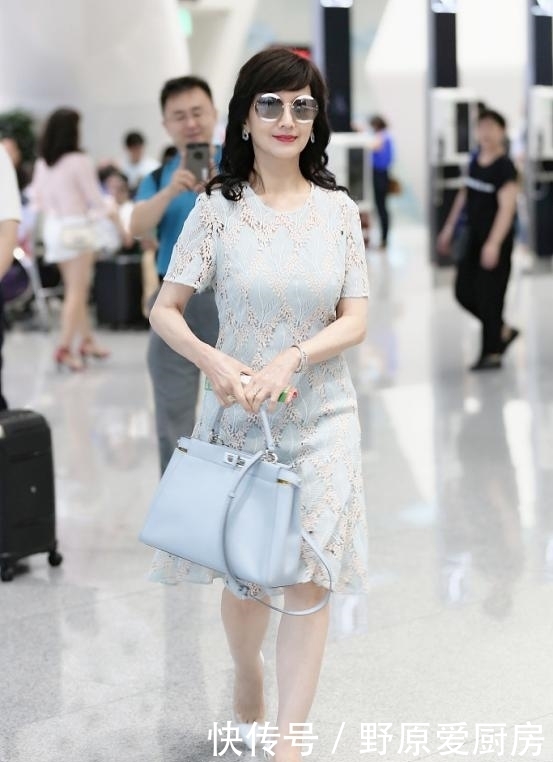 终于|63岁赵雅芝和62岁米雪同穿连衣裙，终于知道少女感和年龄无关
