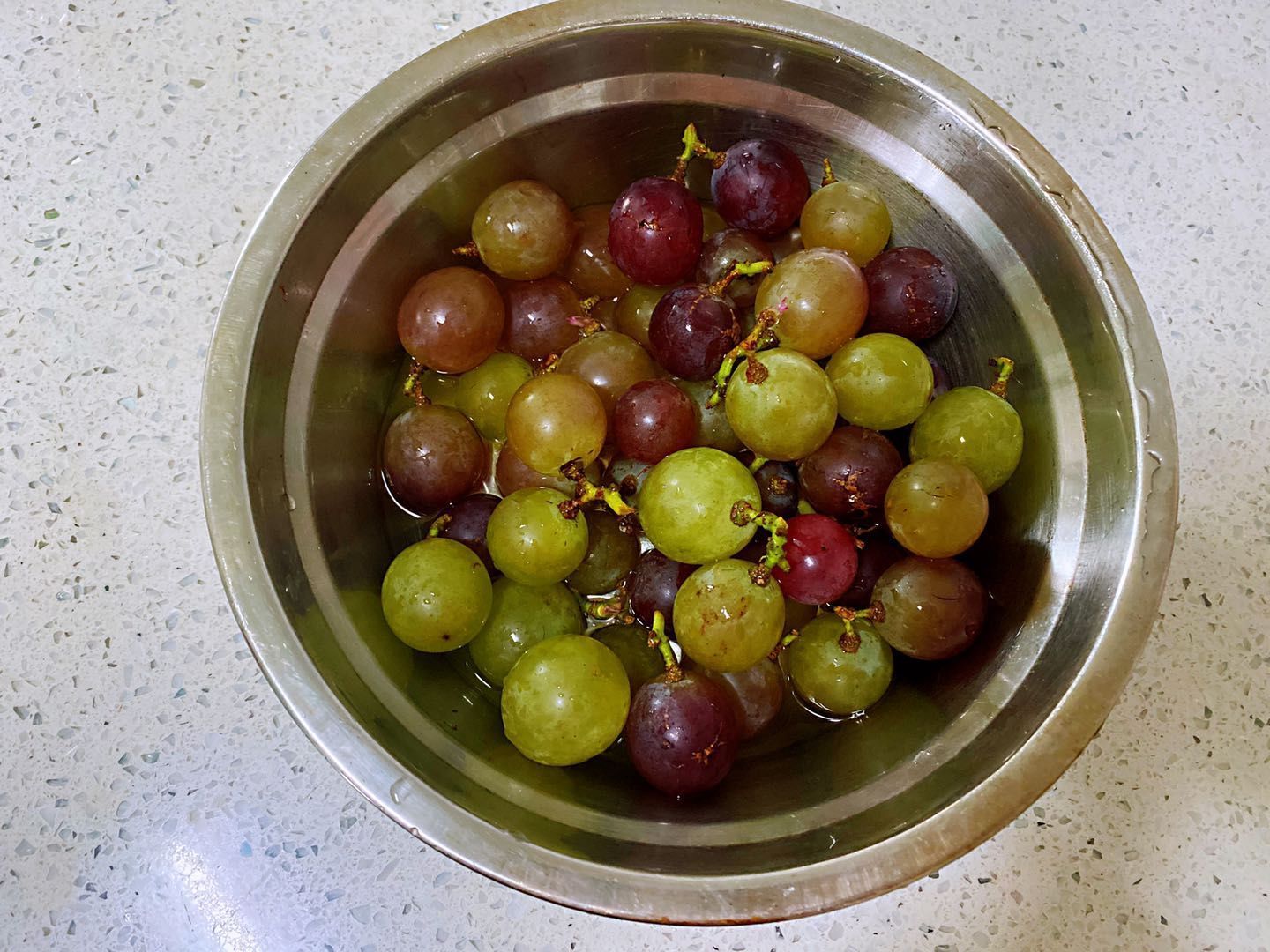 小妙|葡萄不要清水洗,灰尘虫卵洗不掉,教你一个小妙招,脏东西全跑光