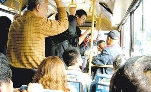 老人|到了超市才发现老人最“真实”的一面，公交车上该给他们让座吗？