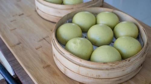 面食|黄瓜不要凉拌了,加1碗面粉,两手一搓做成面食,柔软劲道,过瘾