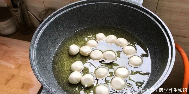 糖油果子|很火的糯米粉小吃,开水烫一烫,外面卖5元一串,吃着香甜可口