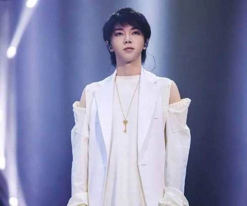 眼中|迷人计丨“美瞳本体”华晨宇,眼中有星空!