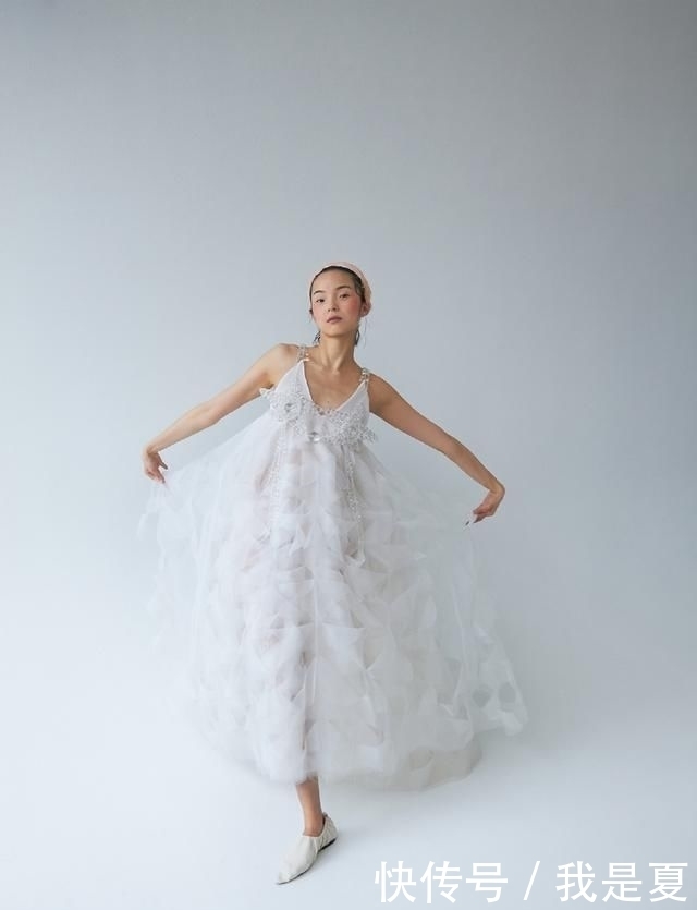  眼线|她是国模“精灵脸”代表，穿黄色运动背心加短裤，眼线抢镜