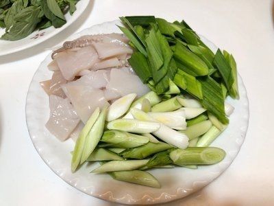 做法|蒜苗炒鱿鱼的做法,鱿鱼这样炒最香,百吃不厌的下饭菜做法超简单