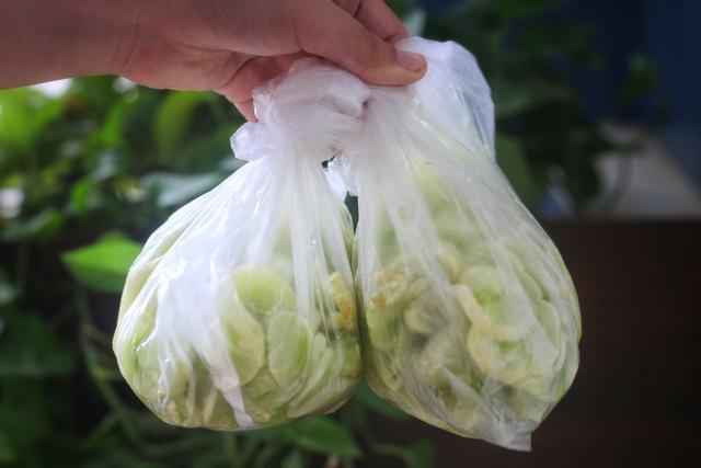  冷冻|夏天把黄瓜冷冻起来，留到冬天炒肉吃，特别香，我每年都做