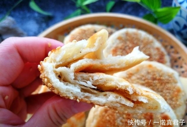 不用|想吃烧饼不用买,没有烤箱也能做,煎一煎凉了也不发硬