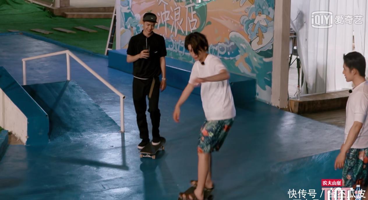 黄轩|直男王一博《夏日冲浪店》,3个细节成为全场焦点,不愧宝藏男孩