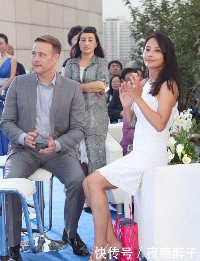 恩爱|吴奇隆前妻马雅舒出席活动,穿白色连衣裙秀恩爱,外籍老公好帅气