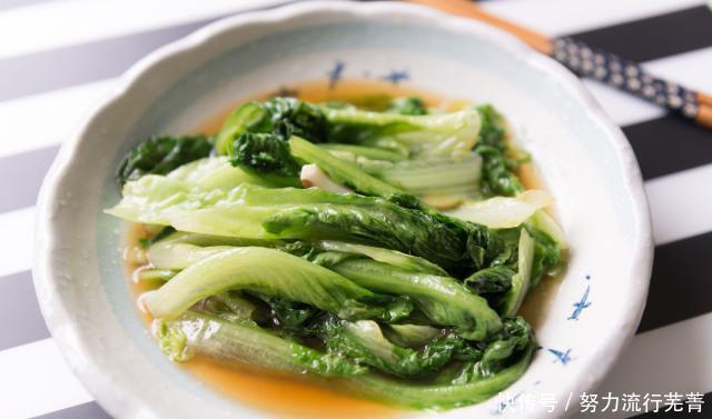 做法|蚝油生菜,别再直接下锅炒,换一种做法,生菜脆嫩爽口,鲜香好吃