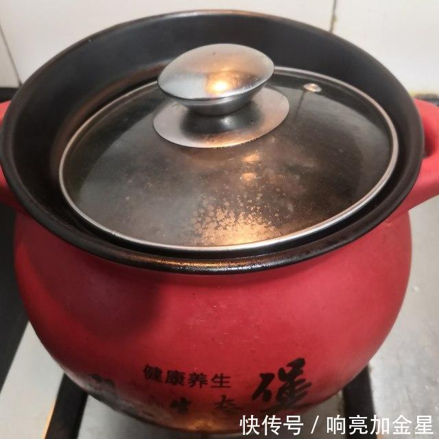  好喝|茶树菇鱼丸鸡汤，营养丰富，鲜美好喝