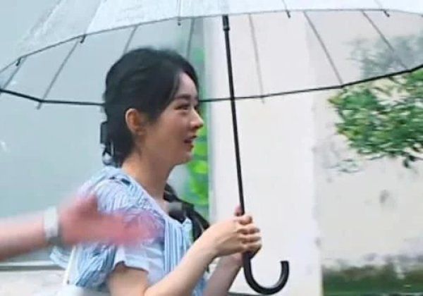  深夜|《中餐厅》现“一剪梅”，赵丽颖一人打扫卫生至深夜，却被剪成不干活