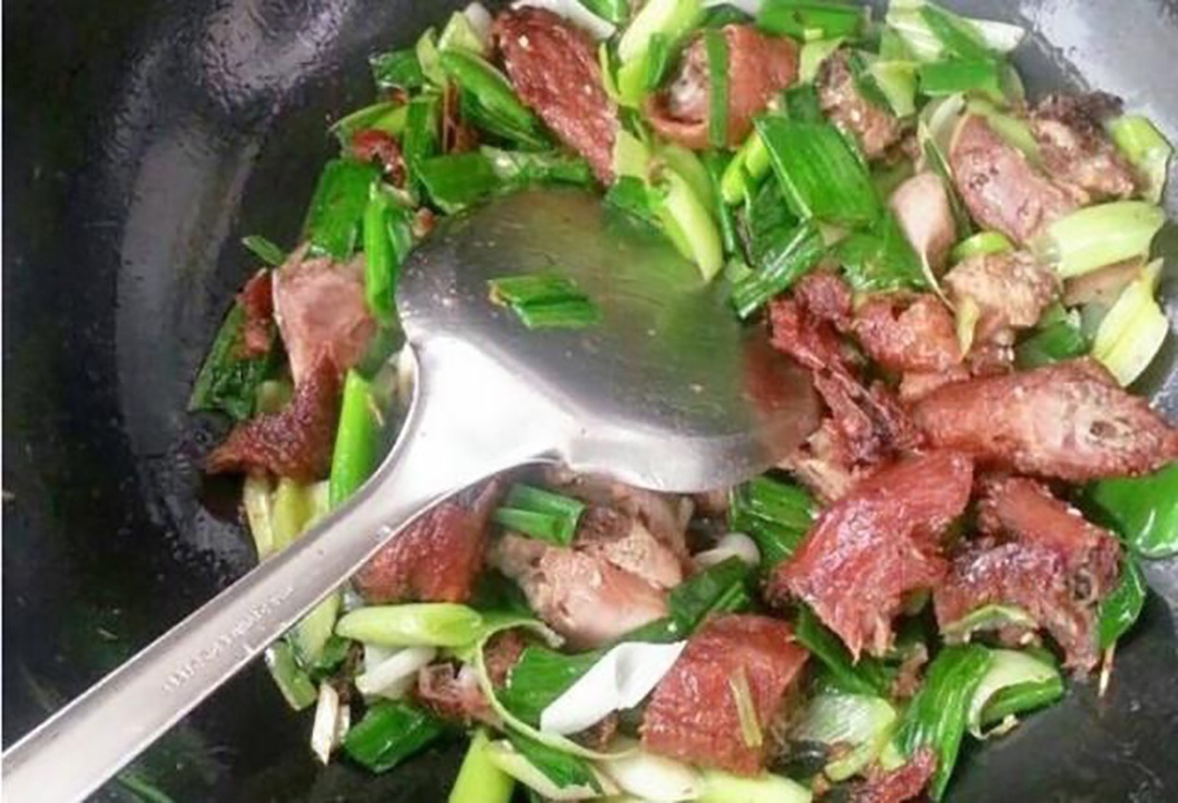 香味|腊肉一炒就硬?因为你只会放油!多加这1步,腊肉不硬还鲜香味美