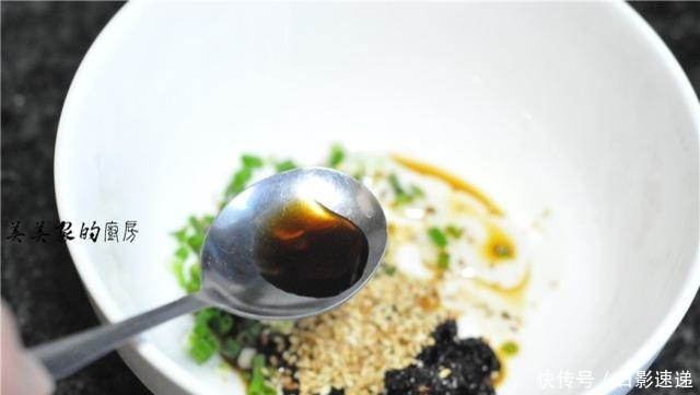 秋天|馄饨汤这么调，简单好味道，几种调料，开水一冲，比骨头汤还鲜！
