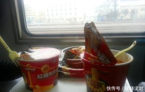 自热小火锅|泡面在火车上已“失宠”，这一美食替代了它，既好吃还省事
