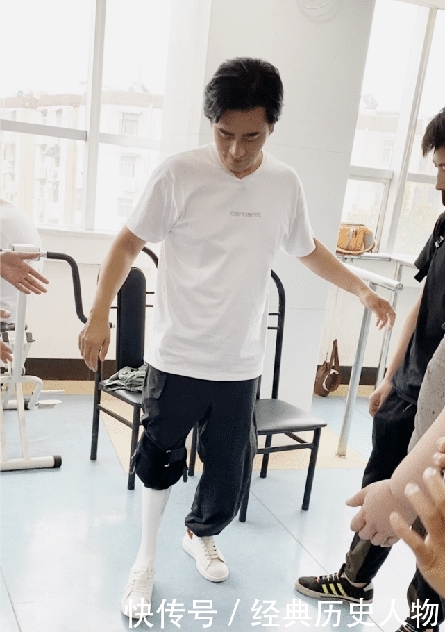 康复中心|演员陈龙现身康复中心制作假肢,背后真相竟是……