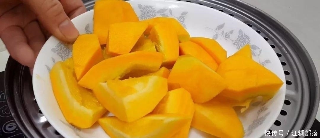 南瓜|南瓜又出新吃法,不用油炸,比面包馒头做法简单,比南瓜饼还好吃