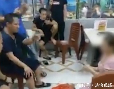 女子|愤怒！女子烧烤店吃出虫子放到网上，事后老板竟逼其下跪直播道歉