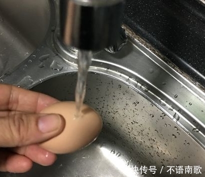 加水|蒸鸡蛋别再加水上锅了!大厨教你一招,蒸出来爽口,比豆腐脑还嫩