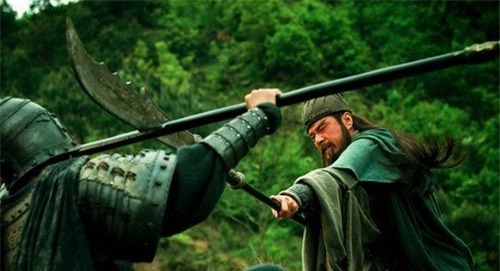 连斩|华雄连斩四将，若关羽不上谁还能斩华雄？其实曹操手下还有一人