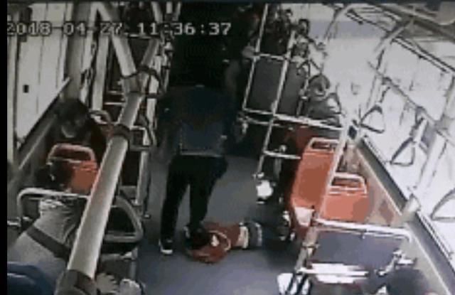 男孩|公共汽车上，男孩屡次踢踹乘客，教育无果后，受害人的反击太残忍