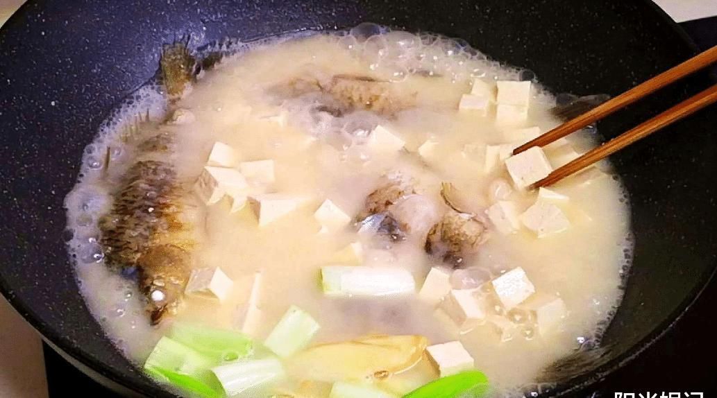  好喝|炖鲫鱼汤，万万不要直接下锅煎多做一步，汤鲜香浓白，好喝不腥