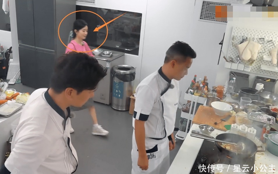 举动|林大厨做饭砂锅三次破裂,镜头扫过一旁的赵丽颖,这个举动太博好感了