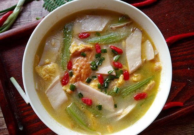  分钟|大热天适合煮这汤，5分钟做好，菜鲜汤白不输骨汤，每人喝两碗