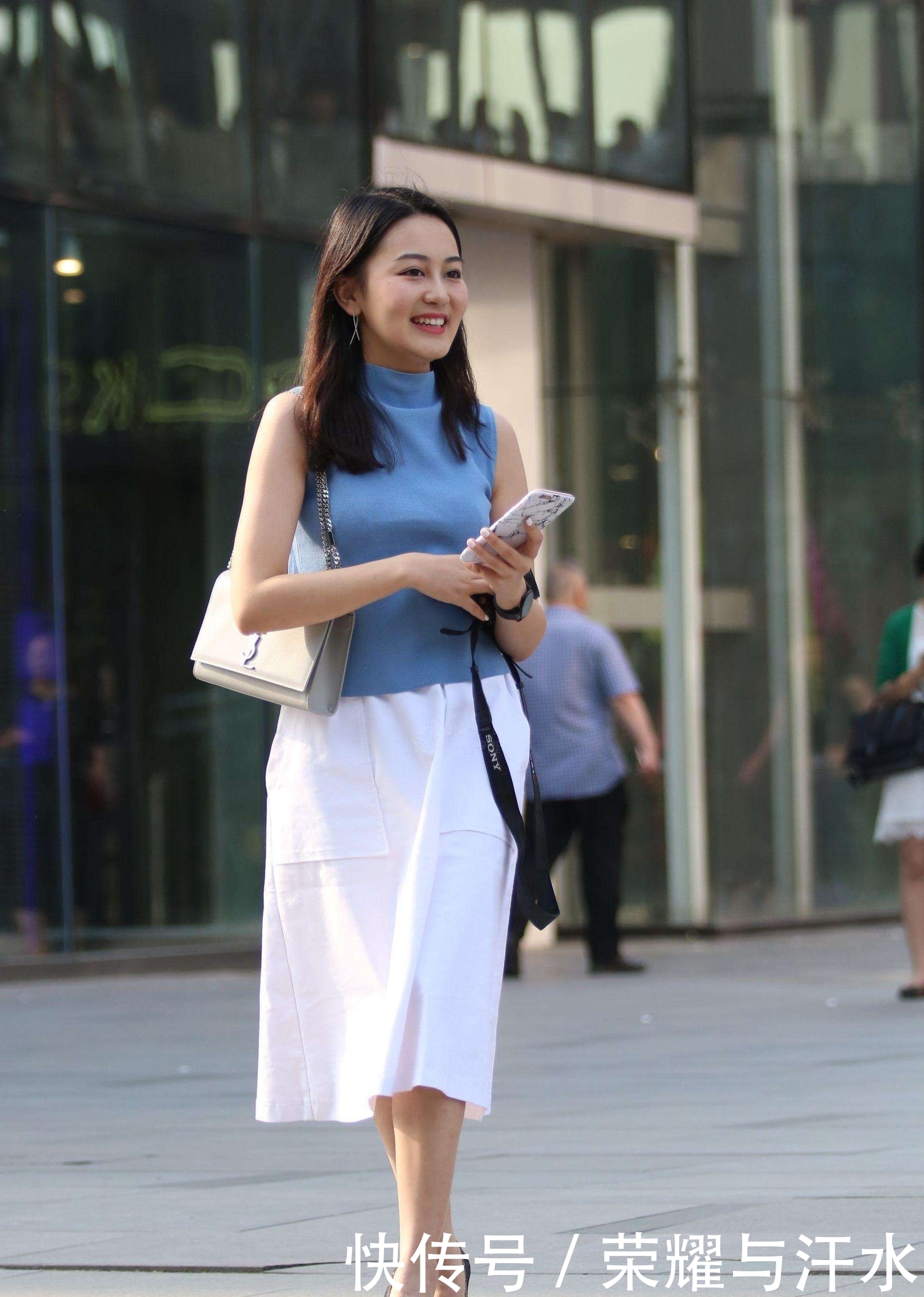 妹子|街拍:丰腴性感时尚的妹子,凹凸性感,舒适简约人气穿搭!