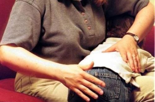 报警|地铁上，男孩躺在地上一动不动，看到孩子的手，乘客立马报警