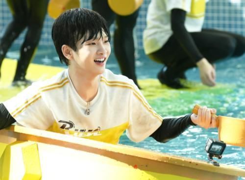 节目|上跑男不允许染发周震南遮金发的方式亮了,掉水里那刻笑出猪叫