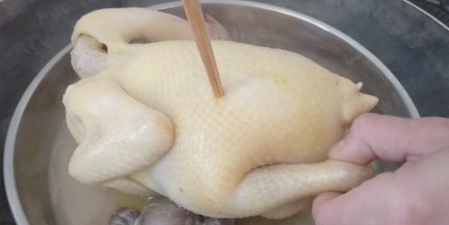 客家|做白切鸡是蒸还是水煮?教你客家正宗做法,2种蘸料,吃着最美味