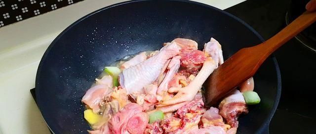  做法|炖鸡时先焯水，还是直接炖，都不对！教你正确做法，肉不柴汤更鲜