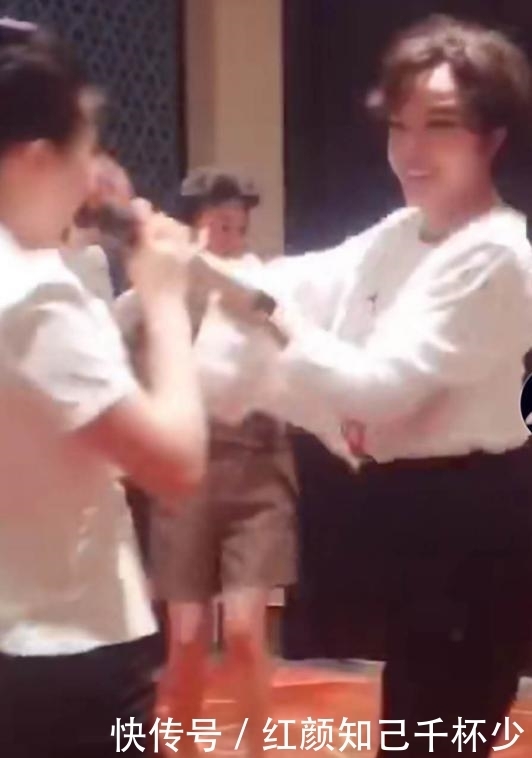 多了不少|67岁刘晓庆大跳热舞!花甲年纪40岁的脸,穿紧身裤秀3D身材