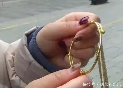 接触|一女子花七千多买金手镯竟褪色,工作人员:接触汞了