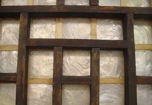 外人|中国古代根本没有玻璃，只有简单的窗户纸，如何防止被外人偷窥？