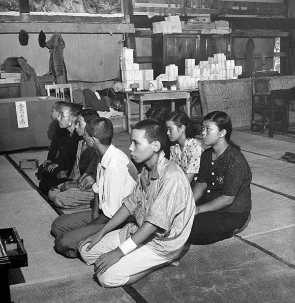 街头|日本鬼子投降后的罕见照：菲律宾军官忍不住发笑，图5女孩在街头被美军强抱