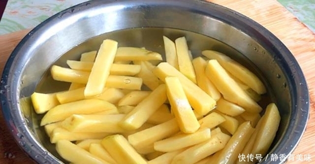 土豆|炸薯条时,土豆焯水后不要直接炸,多加这1步,薯条香酥不发软